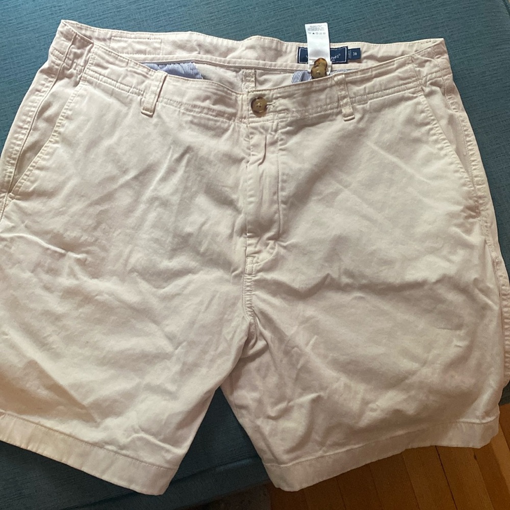 Men’s Vineyard Vines khaki shorts